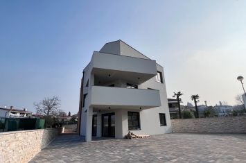 APARTMAN S POGLEDOM NA MORE NA ATRAKTIVNOJ LOAKCIJI, 70 M OD PLAŽE I CENTRA!