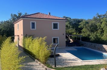 NOVA LUKSUZNA MEDITERANSKA VILA S BAZENOM I UREĐENOM OKUĆNICOM, NA MIRNOJ LOKACIJI!