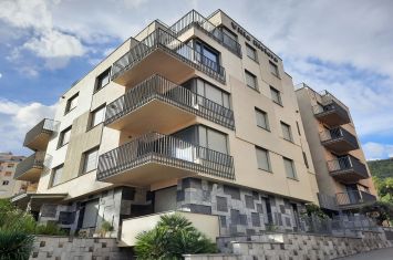 ATRAKTIVAN APARTMAN NA MIRNOJ LOKACIJI, 500 M OD MORA!
