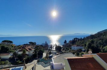 ATRAKTIVNI APARTMAN S PANORAMSKIM POGLEDOM NA MORE, U ROH BAU FAZI, 200 M OD PLAŽE!