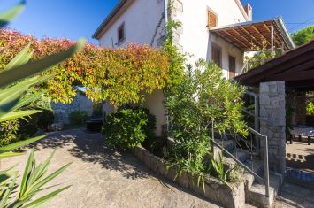 ATTRACTIVE STONE HOUSE IN A QUIET LOCATION!