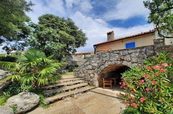 CASA DI PIETRA CON GIARDINO, 1000 M DAL MARE!