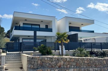 EKSKLUZIVNA URBANA VILA S BAZENOM I PANORAMSKIM POGLEDOM NA MORE, 200 M OD PLAŽE!