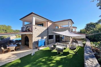 NOVA MEDITERANSKA VILA S BAZENOM I UREĐENOM OKUĆNICOM, NA MIRNOJ LOKACIJI!