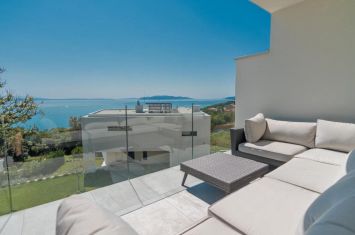 ATRAKTIVNA DVOJNA KUĆA S BAZENOM I PANORAMSKIM POGLEDOM NA MORE!
