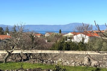 GRAĐEVINSKO ZEMLJIŠTE S POGLEDOM NA MORE, NA MIRNOJ LOKACIJI!