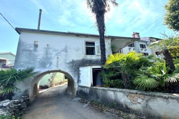 AUTHENTIC STONE HOUSE WITH GARDEN, IN A QUIET LOCATION!
